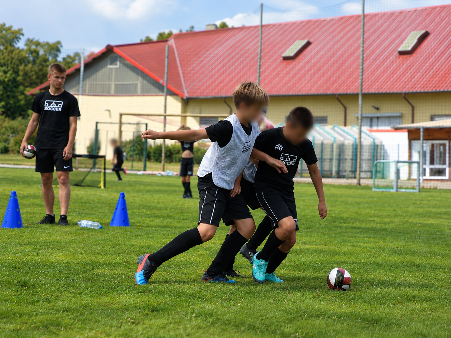 Fußballtraining mit jungen Athleten